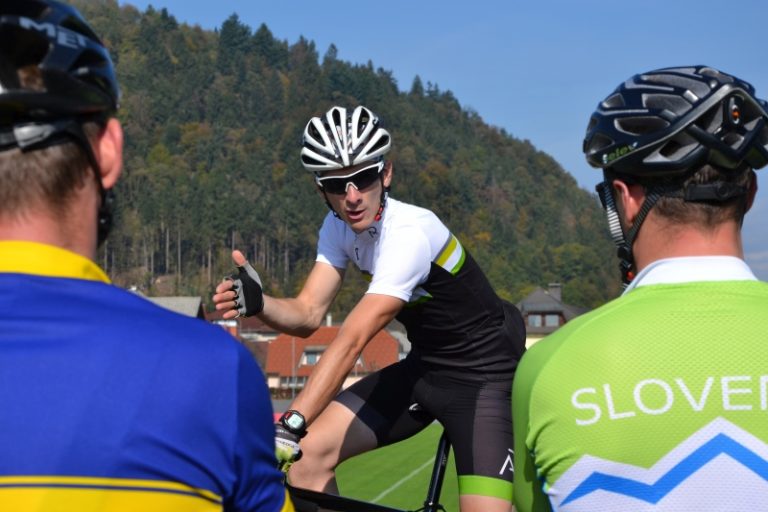 Aleksej Dolinšek kolesarski trener vodi trening. Trener kolesarstva je strokovnjak in pedagog.